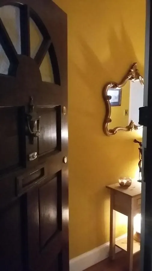 Edinburgh Two Bedroom Apartment With Free Side Street Parking 24 Hours