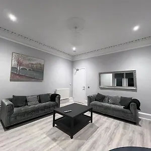 Apartment Lovely 4 Bedroom 2nd Floor Walk Up, Edinburgh